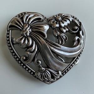 Love Heart Bows and Flowers Filigreed Belt Buckle with Silver Plating