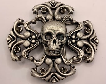 Einzigartiger, ungewöhnlicher Totenkopf im Piraten-Gothic-Stil, austauschbare Gürtelschnalle, Ausschnitt, Kreuz, abstrakte Form, antikes Nickelskelett, hergestellt in den USA, schwer