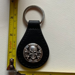 Vintage echtes Leder Schlüsselanhänger Vintage Silber Schädel gekreuzte Knochen und Kreuz Tattoo Style Concho Silber Schlüsselanhänger Schwarz handgemacht