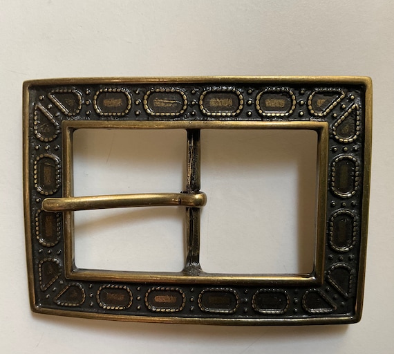 Rectangular centre bar belt buckle with oval uniq… - image 1