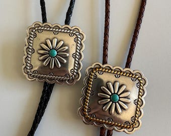 Zilveren zuidwestelijke squashbloem vierkante stijl bolo-stropdas - echt leer nepturkoois handgemaakte stropdas ketting cowgirl cowboy uniek