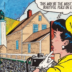 Op de afbeelding: Een vrouw in een gele hoed en jas kijkt naar een vuurtoren en een huis met de gedachteballon "This may be the most... beautiful place on earth!" boven haar hoofd. Ze houdt een camera vast en wijst naar de scène.