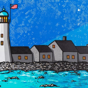 Op de afbeelding: Een witte vuurtoren met een rood-wit-blauwe vlag op de top, die een lichtstraal uitstraalt. De vuurtoren staat op een rotsachtige kust met een rij grijze huizen erachter. De lucht is blauw met witte sterren.