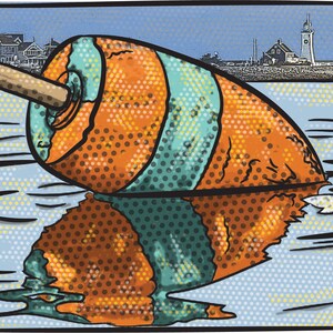 Op de afbeelding: Een verweerde oranje en turquoise boeien met een houten stok eraan bevestigd drijft in het water. De boeien is gedeeltelijk ondergedompeld en heeft een reflectie in het water. De achtergrond toont een klein stadje met een vuurtoren.