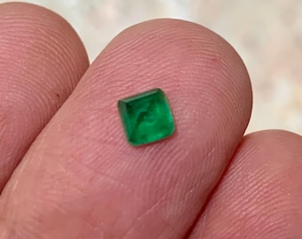 Natürlicher lebendiger grüner Smaragd, achteckiger Zuckerhutschliff, 0,73 ct