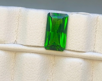 Diópsido verde vivo natural, talla baguette, 1,75 cts
