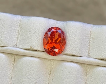 Natürlicher Andesin Edelstein, rötlich-orange-gelber Ovalschliff (2,55 cts)