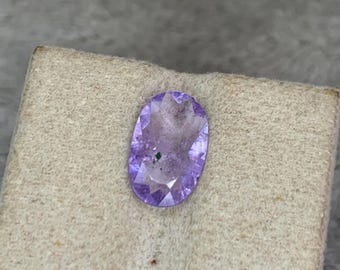 Hackmanita, un mineral raro de la familia de la sodalita con un peso de 1,65 cts.