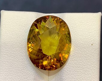 Esfena dorada natural, titanita ovalada de 10,43 quilates