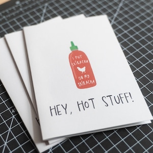 HEY, HOT STUFF! Sriracha Hot Sauce Card 100% Recycling-Papier funny Karte | Asian Stationery / friendship card love kawaii spicy chili
