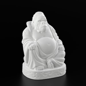 Könnte beinhalten: Weiße Keramikfigur eines Gorillas, der in meditativer Pose sitzt, eine Robe und einen traditionellen chinesischen Hut trägt. Die Figur steht auf einem Sockel mit einem dekorativen Design.