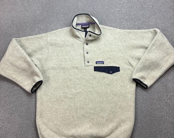 Jersey de forro polar Patagonia Synchilla para adulto, talla pequeña, color avena, con logo y cierre a presión.