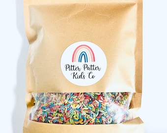 Rainbow Sensory Bin Filler-gekleurde rijst met schep