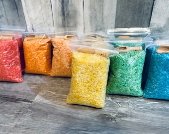 Sensory Bin Filler-gekleurde rijst met schep