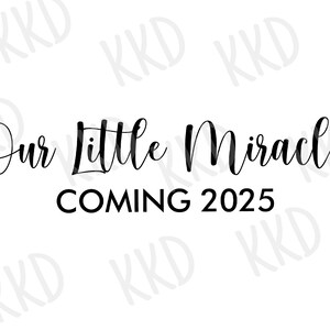 Notre petit miracle à venir en 2025, bébé à venir bientôt SVG, faire-part de grossesse SVG, SVG de bébé arc-en-ciel, fichiers de coupe Cricut