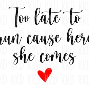 Too Late To Run Cause Here Comes SVG, bruiloft SVG, bruiloft teken, bruiloft citaat SVG, teken ringdrager, bord bloemenmeisje, gesneden bestanden Cricut