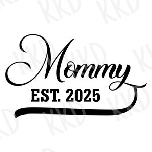 Mamá Est. 2025 SVG / Archivo de corte de anuncio de nueva mamá / Revelación de embarazo / Idea de regalo para baby shower / Archivo Cricut para mamá primeriza