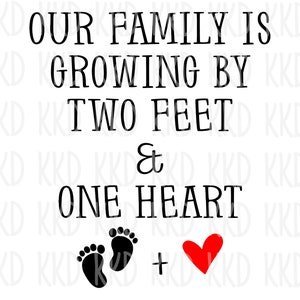 La nostra famiglia sta crescendo - Citazione SVG, Design di testo con piedini di bambino carini, File di taglio Silhouette Cricut da scaricare in formato digitale