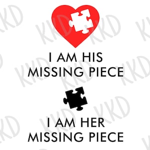 以下が含まれることがあります： 白いパズルピースが入った赤いハート。ハートの下には「私は彼の欠けたピースです」というテキストがあります。その下には黒いパズルピースと「私は彼女の欠けたピースです」というテキストがあります。