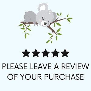 Op de afbeelding: Een cartoonkoala slaapt op een tak met groene bladeren. Onder de koala staan vijf zwarte sterren met de tekst "PLEASE LEAVE A REVIEW OF YOUR PURCHASE".