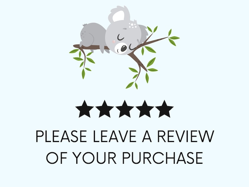 Op de afbeelding: Een cartoonkoala slaapt op een tak met groene bladeren. Onder de koala staan vijf zwarte sterren met de tekst "PLEASE LEAVE A REVIEW OF YOUR PURCHASE".