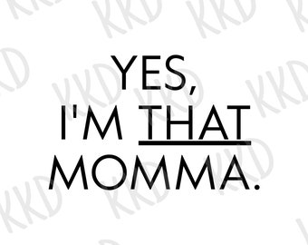 Könnte beinhalten: Weißer Hintergrund mit dem schwarzen Text "YES, I'M THAT MOMMA." Der Text ist in einer fetten, serifenlosen Schriftart gehalten. Das Wort "THAT" ist unterstrichen. Der Hintergrund hat ein schwaches Muster der Buchstaben "KKD".