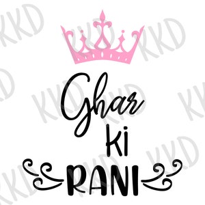 Puede incluir: Una corona rosa con una inscripción cursiva negra que dice "Ghar Ki Rani" con remolinos decorativos a cada lado del texto.