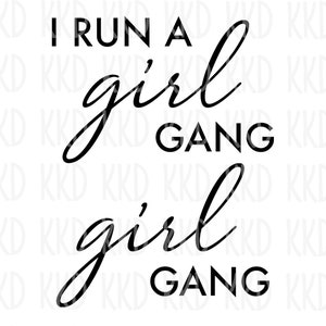 Può includere: Testo grafico in bianco e nero che recita "I run a girl gang girl gang".