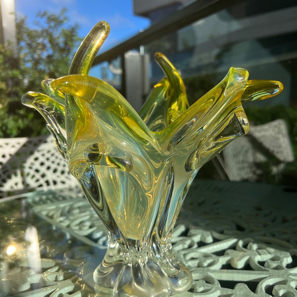 Rare vase chalet en verre opale jaune, non signé, endommagé