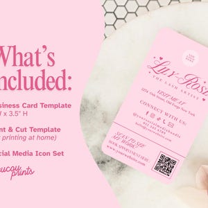 Puede incluir: Una plantilla de tarjeta de visita rosa claro que mide 5,08 cm de ancho por 8,89 cm de alto. La tarjeta incluye el texto Lily-Rose The Lash Artist, datos de contacto, iconos de redes sociales, un c&oacute;digo QR y el texto Scan to see my work.
