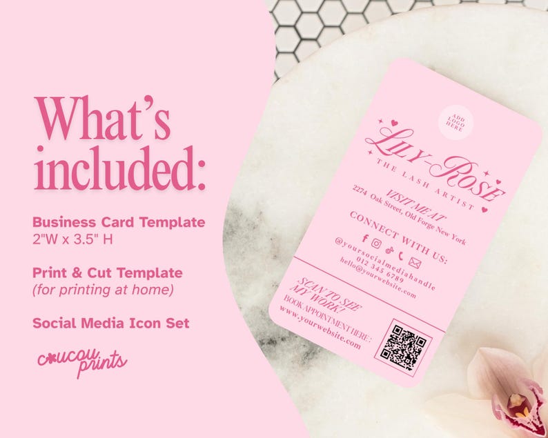 Puede incluir: Una plantilla de tarjeta de visita rosa claro que mide 5,08 cm de ancho por 8,89 cm de alto. La tarjeta incluye el texto Lily-Rose The Lash Artist, datos de contacto, iconos de redes sociales, un c&oacute;digo QR y el texto Scan to see my work.