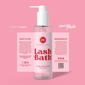 以下が含まれることがあります： Lash Bathと書かれたピンクのラベルが付いた透明なプラスチック製のポンプボトル。ラベルには2oz | 60 mlの表記、使用方法、成分、ロゴ用のスペース、ソーシャルメディアアイコン、QRコードが記載されており、背景はピンク色です。