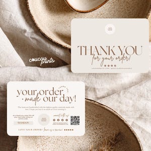 Puede incluir: Dos tarjetas de agradecimiento color crema con texto marr&oacute;n. Una tarjeta dice "THANK YOU for your order!" y la otra "your order + made our day!". Las tarjetas est&aacute;n sobre una superficie de lino beige.