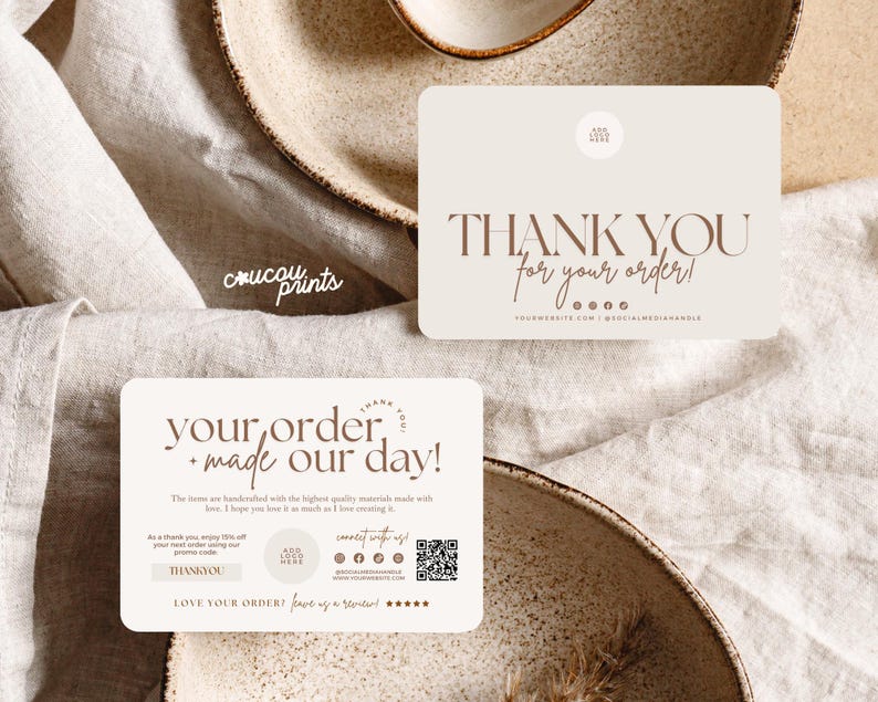 Puede incluir: Dos tarjetas de agradecimiento color crema con texto marr&oacute;n. Una tarjeta dice "THANK YOU for your order!" y la otra "your order + made our day!". Las tarjetas est&aacute;n sobre una superficie de lino beige.
