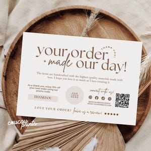 Puede incluir: Una tarjeta color crema con el texto "your order + made our day!" en marr&oacute;n. La tarjeta incluye un mensaje de agradecimiento, un espacio para un logotipo, redes sociales y un c&oacute;digo QR. La tarjeta est&aacute; sobre una bandeja de madera.