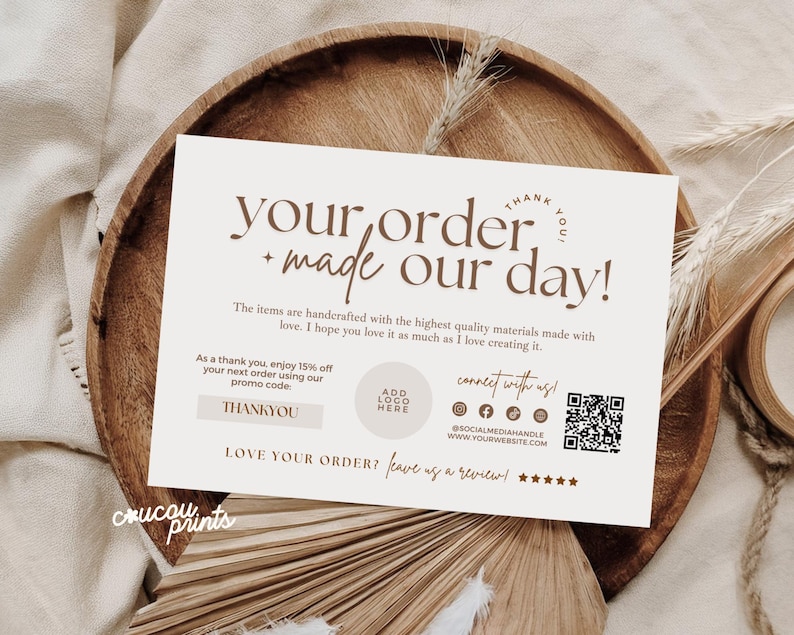 Puede incluir: Una tarjeta color crema con el texto "your order + made our day!" en marr&oacute;n. La tarjeta incluye un mensaje de agradecimiento, un espacio para un logotipo, redes sociales y un c&oacute;digo QR. La tarjeta est&aacute; sobre una bandeja de madera.