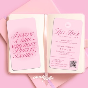 Puede incluir: Dos tarjetas de visita rectangulares de color rosa claro dentro de un cuaderno abierto. La tarjeta izquierda dice I KNOW A GIRL WHO DOES PRETTY LASHES. La derecha muestra LILY-ROSE THE LASH ARTIST, datos de contacto y un c&oacute;digo QR.