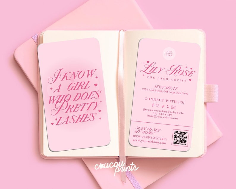 Puede incluir: Dos tarjetas de visita rectangulares de color rosa claro dentro de un cuaderno abierto. La tarjeta izquierda dice I KNOW A GIRL WHO DOES PRETTY LASHES. La derecha muestra LILY-ROSE THE LASH ARTIST, datos de contacto y un c&oacute;digo QR.