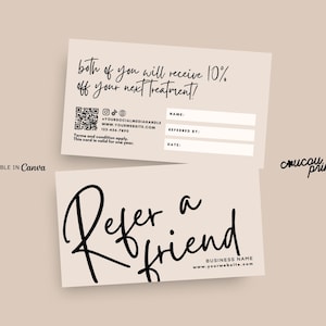 Op de afbeelding: Een beige verwijzingskaart met zwarte tekst. De voorzijde toont de woorden Refer a friend, de bedrijfsnaam en de website. De achterzijde bevat de tekst both of you will receive 10% off your next treatment, een QR-code en velden voor naam, verwezen door en datum.