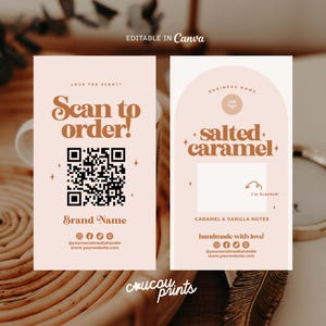 Puede incluir: Dos tarjetas rectangulares con fondo color melocotón claro y texto marrón. La tarjeta izquierda muestra el texto Scan to order!, un código QR e iconos de redes sociales. La tarjeta derecha tiene una parte superior arqueada, el texto salted caramel y Caramel & Vanilla Notes.