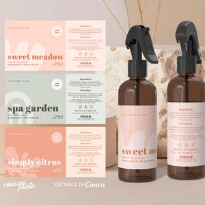 Puede incluir: Dos botellas de spray de vidrio ámbar con gatillos negros, cada una con una etiqueta con el texto sweet meadow, spa garden o simply citrus. Las etiquetas incluyen listas de ingredientes, instrucciones y una capacidad de 100 ml para spray.