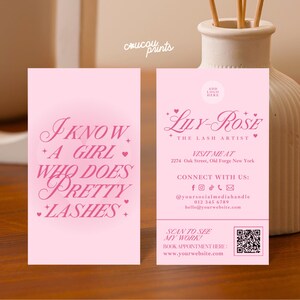 Puede incluir: Dos tarjetas de visita rectangulares de color rosa claro con texto en rosa oscuro. La tarjeta izquierda dice I KNOW A GIRL WHO DOES PRETTY LASHES. La derecha incluye el nombre Lily-Rose The Lash Artist, una direcci&oacute;n, iconos y un c&oacute;digo QR.