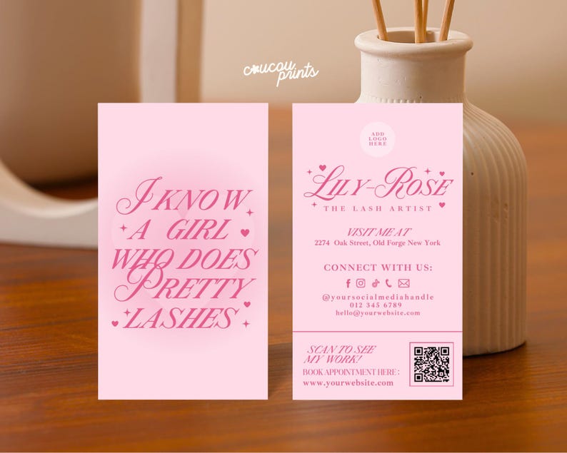 Puede incluir: Dos tarjetas de visita rectangulares de color rosa claro con texto en rosa oscuro. La tarjeta izquierda dice I KNOW A GIRL WHO DOES PRETTY LASHES. La derecha incluye el nombre Lily-Rose The Lash Artist, una direcci&oacute;n, iconos y un c&oacute;digo QR.