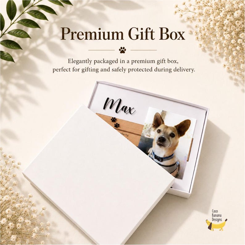Puede incluir: Una caja de regalo rectangular blanca que contiene una placa de madera personalizada con el nombre Max en letra cursiva negra, un peque&ntilde;o icono de huella negra y una fotograf&iacute;a de un perro beige y blanco con collar azul en la caja abierta.