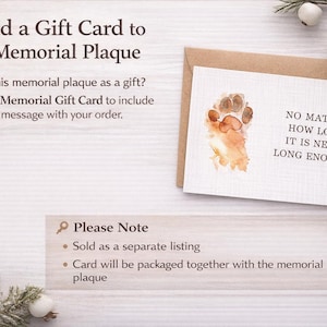 Puede incluir: Una tarjeta de felicitaci&oacute;n blanca con una huella de pata en acuarela marr&oacute;n y el texto 'NO MATTER HOW LONG IT IS NEVER LONG ENOUGH.' La tarjeta est&aacute; en un sobre marr&oacute;n. El texto en la imagen dice 'Add a Gift Card to Your Memorial Plaque'.
