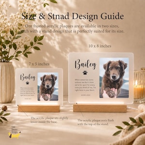 Puede incluir: Dos placas conmemorativas de acr&iacute;lico esmerilado con soportes de madera, etiquetadas de 7 x 5 pulgadas y 10 x 8 pulgadas. Cada placa muestra una foto de un perro marr&oacute;n, el nombre Bailey, una huella, fechas 2008-2021 y un poema. Incluye texto.