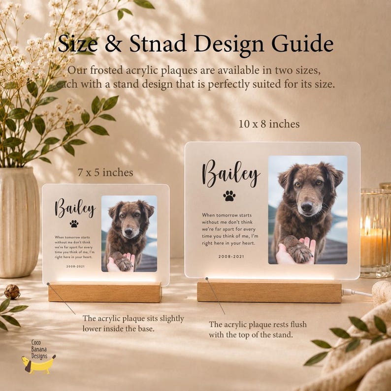 Puede incluir: Dos placas conmemorativas de acr&iacute;lico esmerilado con soportes de madera, etiquetadas de 7 x 5 pulgadas y 10 x 8 pulgadas. Cada placa muestra una foto de un perro marr&oacute;n, el nombre Bailey, una huella, fechas 2008-2021 y un poema. Incluye texto.