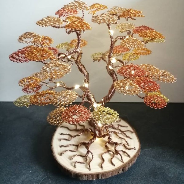 Bonsai-Baum aus leuchtendem Gold und orangefarbenem Aluminiumdraht