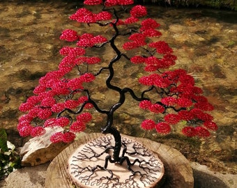 Arbre bonsaï sculpture en fil d'aluminium rouge.