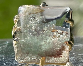 Anillo de cuarzo lodalita natural, con inclusiones verdes que recuerdan a un jardín, latón chapado en oro, Brasil.